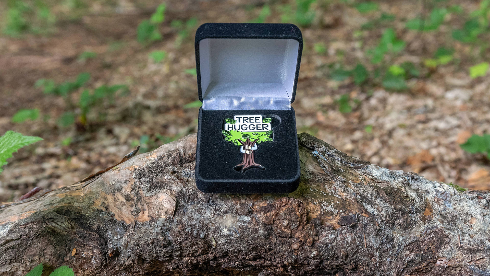 Emajlirana priponka "Tree Hugger" - slika 2