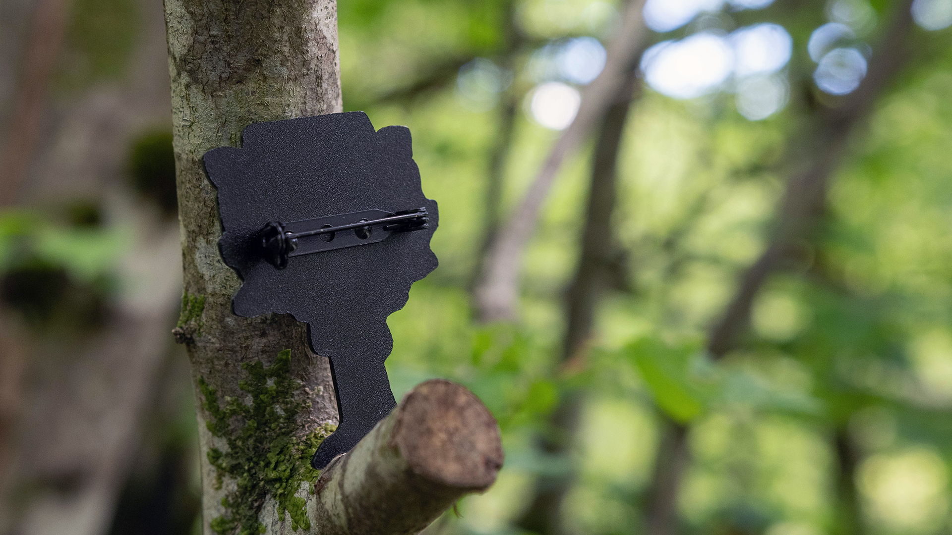 Emajlirana priponka "Tree Hugger" - slika 3
