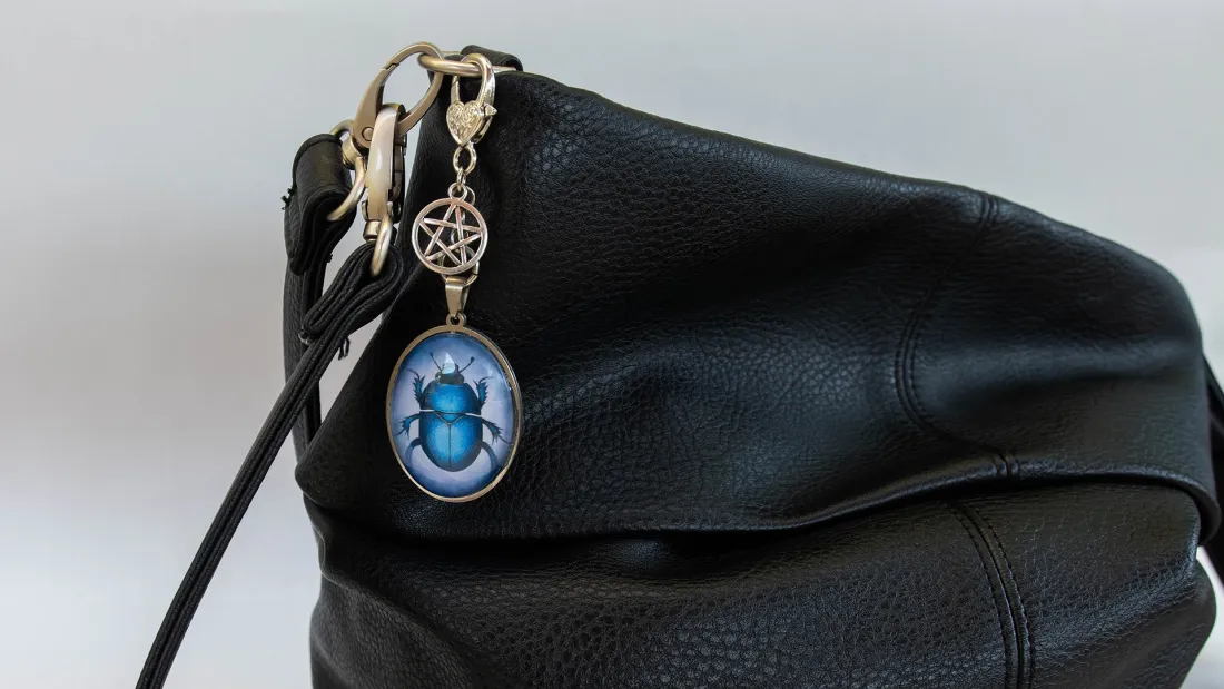 Amulet gozdni govnač – talisman alkemiziranja