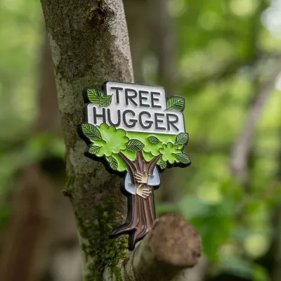 Emajlirana priponka "Tree Hugger"