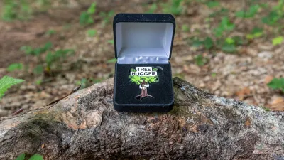 Emajlirana priponka "Tree Hugger" - slika 2