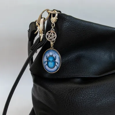 Amulet gozdni govnač – talisman alkemiziranja