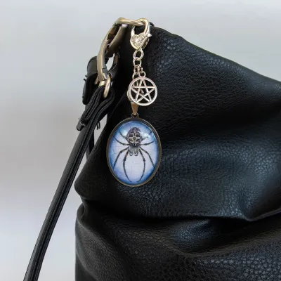 Amulet pajek križevec – talisman tkanja usode