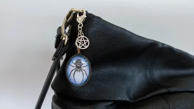 Amulet pajek križevec – talisman tkanja usode